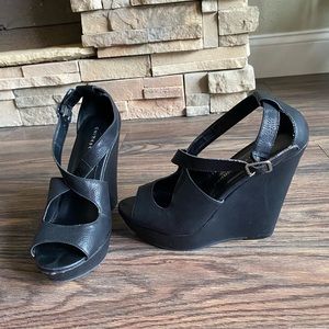 Chinese Laundry black wedges